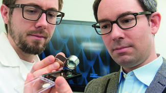 Michael Thiel und Martin Hermatschweiler (Foto: Tobias Schwerdt/Nanoscribe)