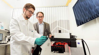 Michael Thiel und Martin Hermatschweiler (Foto: Tobias Schwerdt/Nanoscribe)